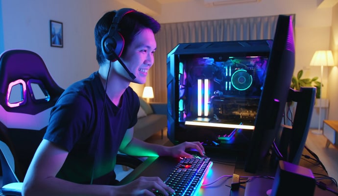 férfi a számítógépnél elindítja a Norton 360 for Gamers alkalmazást